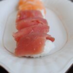 Nigiri sushi z łososiem i krewetkami