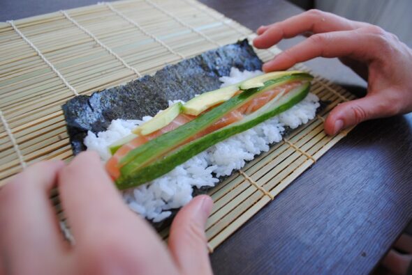 Proces robienia sushi