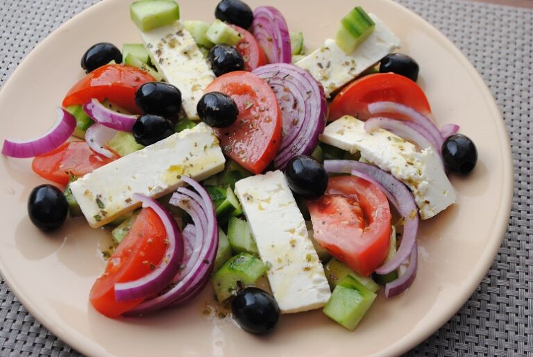 Sałatka grecka z serem feta i warzywami