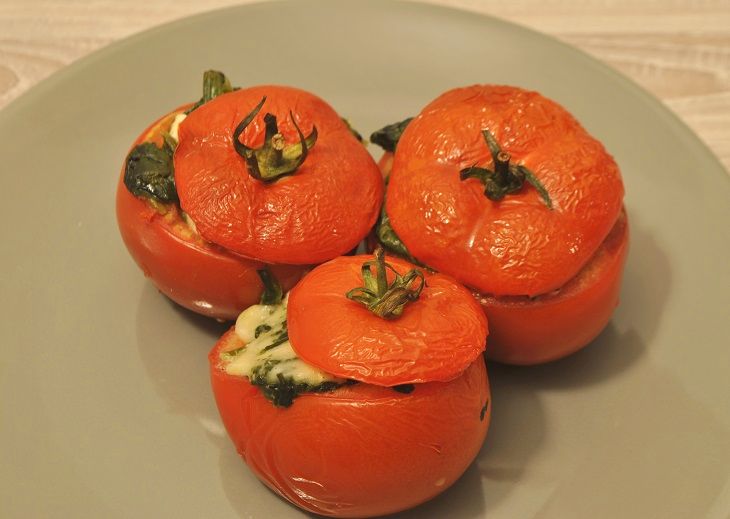 Pomidory faszerowane szpinakiem i serem feta