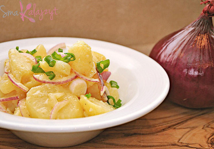 Sałatka ziemniaczana (Kartoffelsalat) z octem, cebulą i sosem winegret