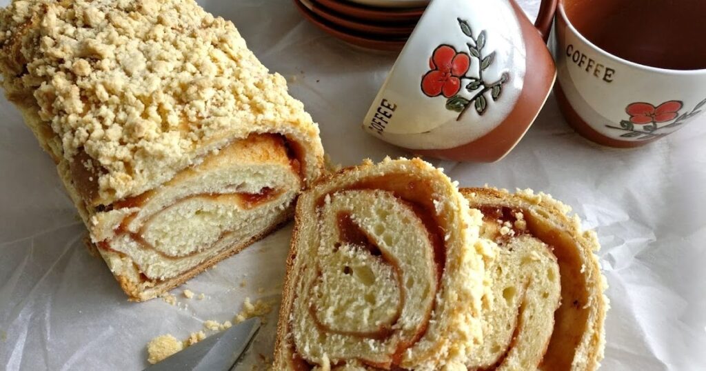 Ciasto drożdżowe zawijane z dżemem i kruszonką