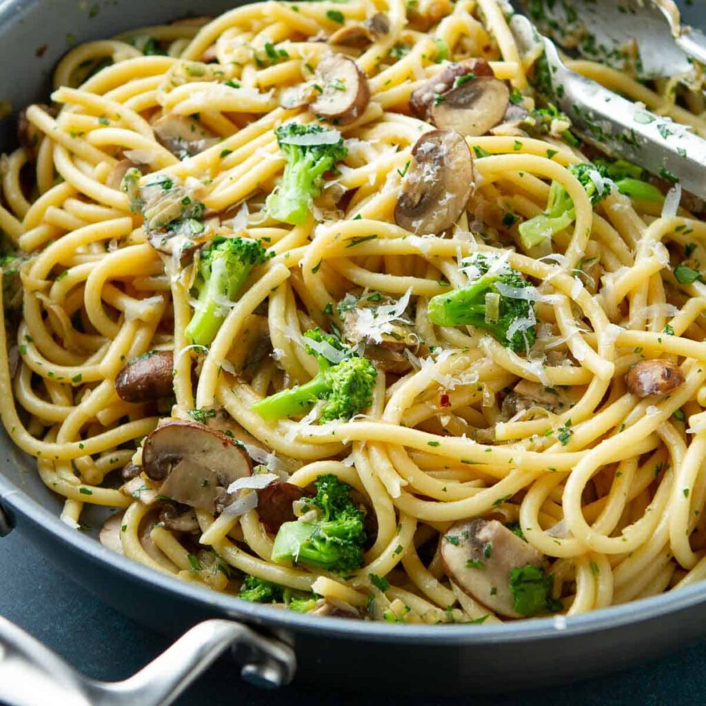 Makaron z brokułami i pieczarkami