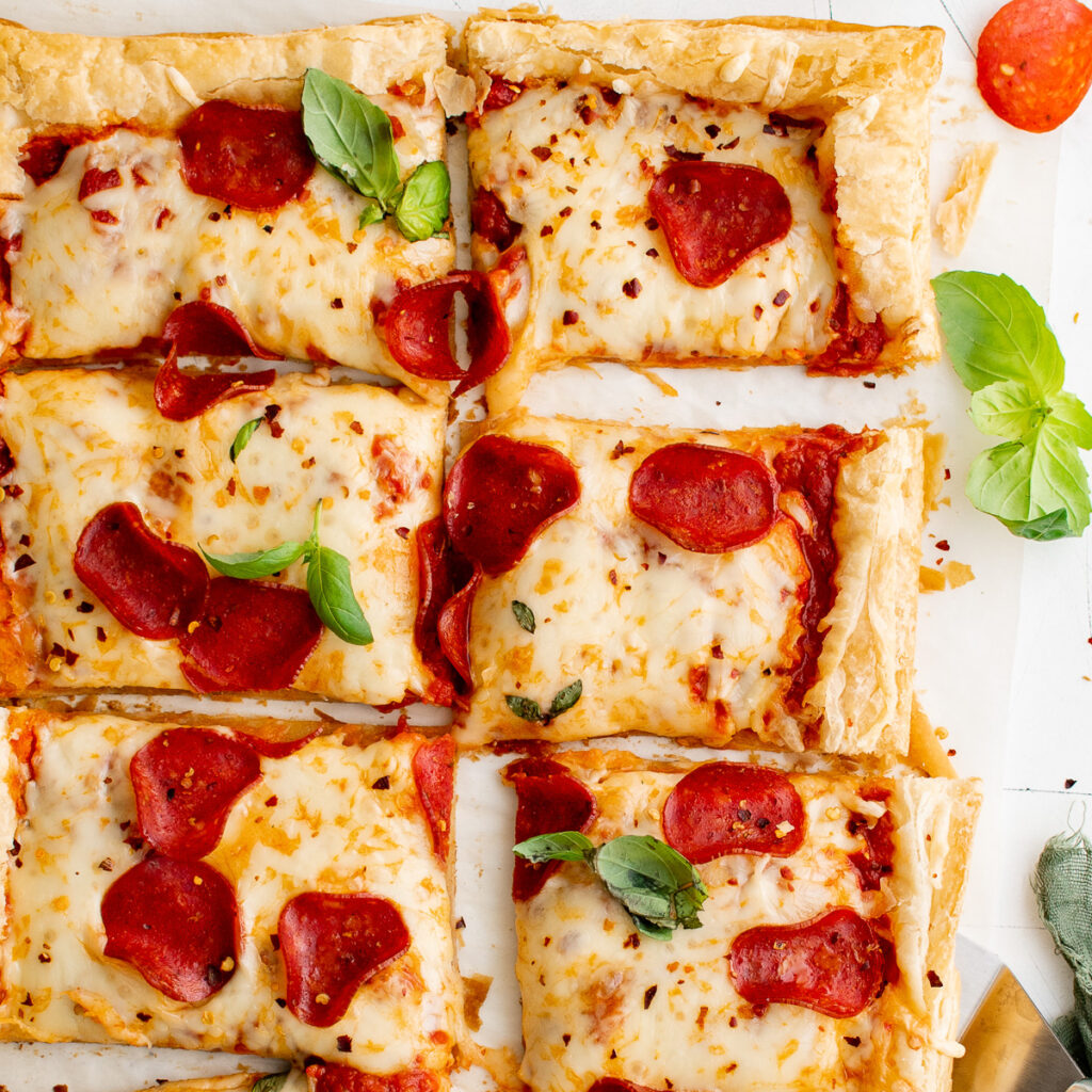 Pyszne pizzerinki z ciasta francuskiego
