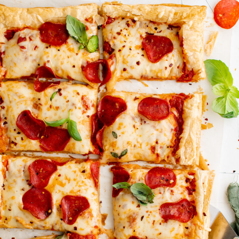Pyszne pizzerinki z ciasta francuskiego