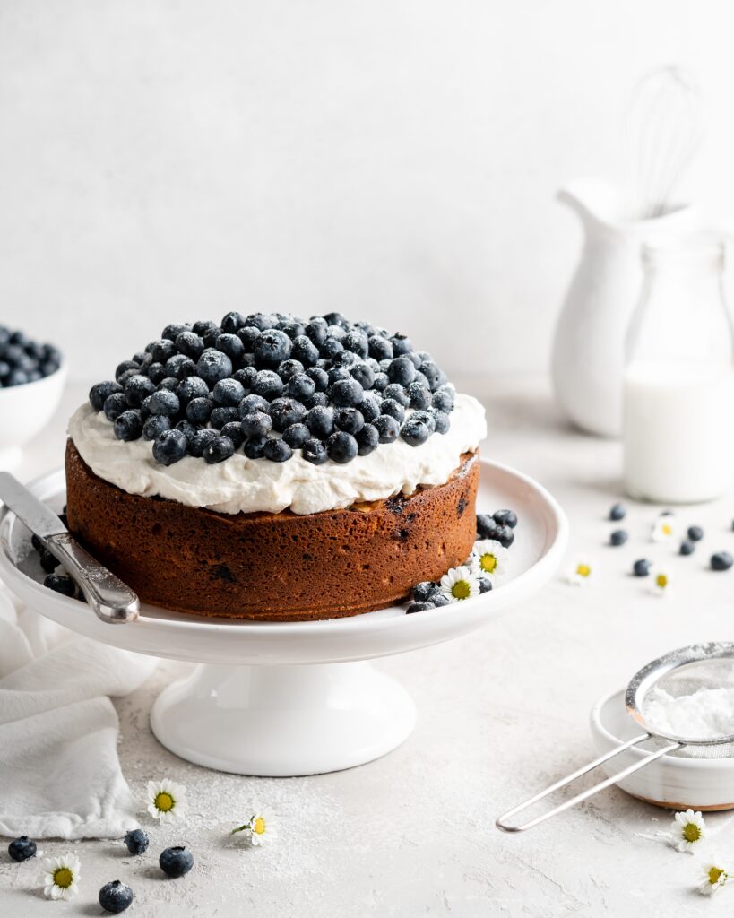 Tort z mascarpone i borówkami