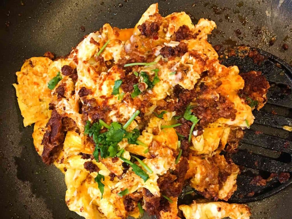 Jajecznica z chorizo i papryką