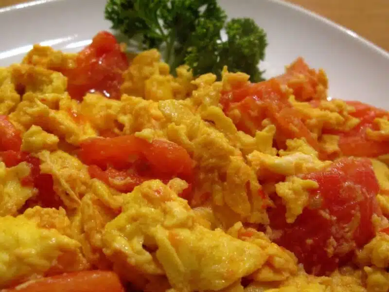 Jajecznica z pomidorami z puszki
