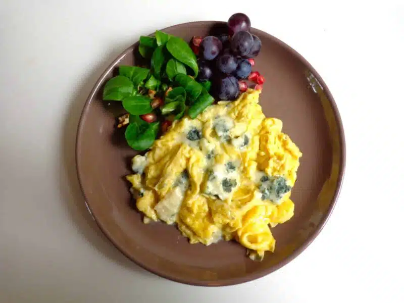 Jajecznica z serem pleśniowym