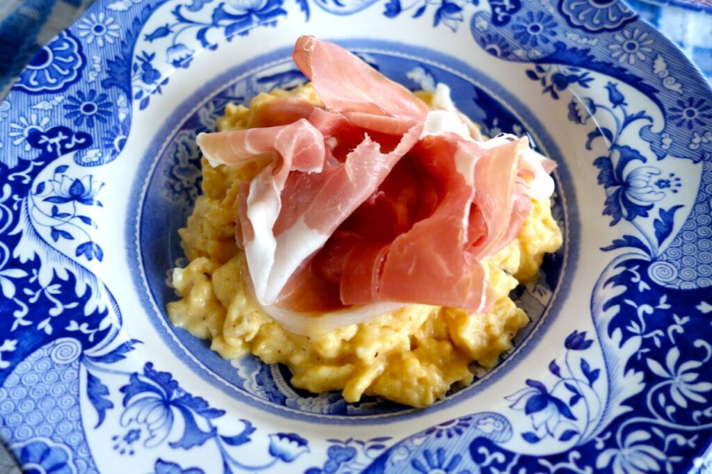Jajecznica z szynką parmeńską