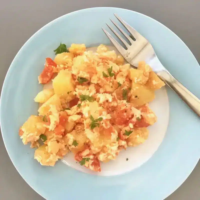 Jajecznica z ziemniakami i pomidorami