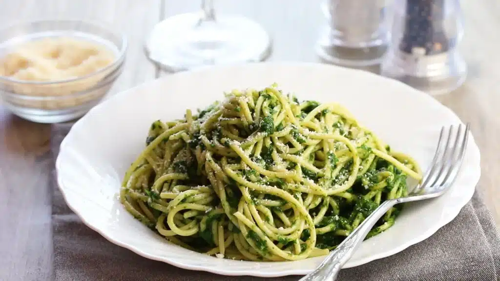 Makaron tagliatelle ze szpinakiem i czosnkiem