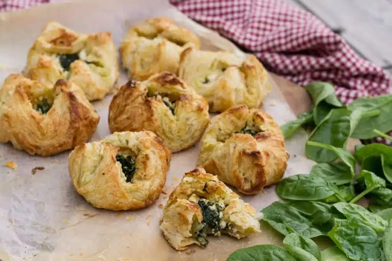 Sakiewki ze szpinakiem i fetą