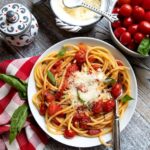 Spaghetti z czosnkiem i pomidorkami koktajlowymi