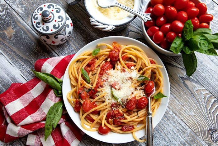Spaghetti z czosnkiem i pomidorkami koktajlowymi