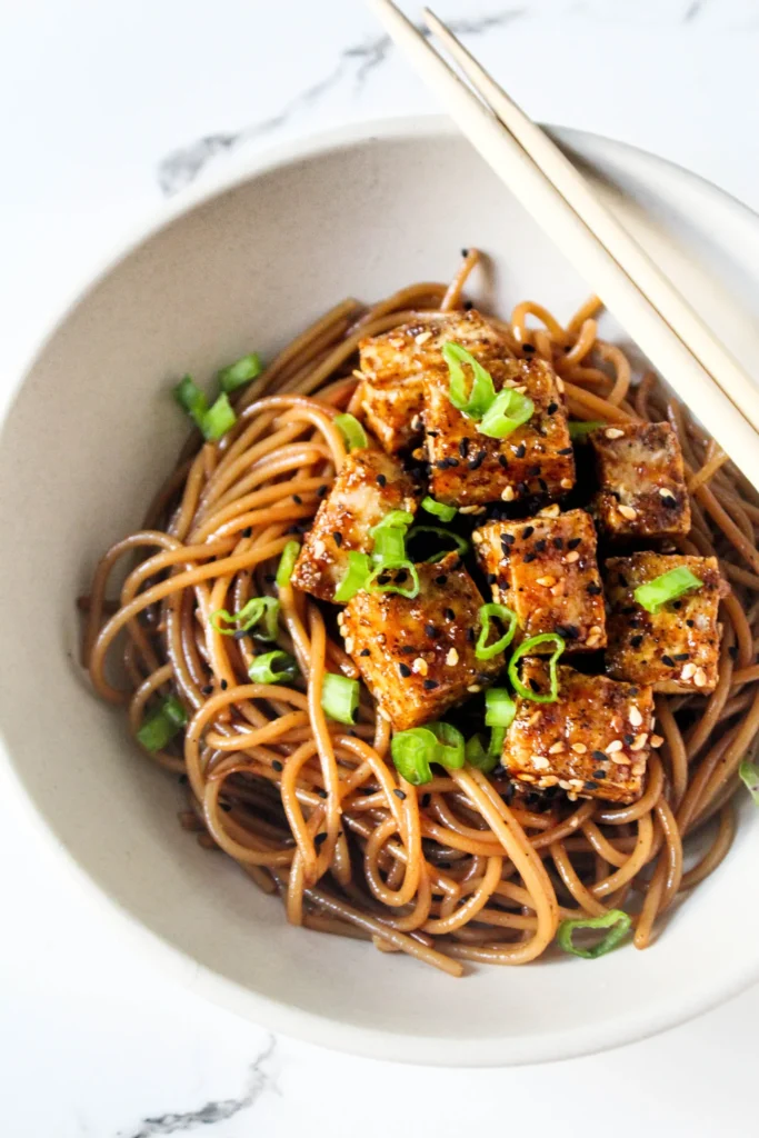Makaron z tofu w sosie słodko-pikantnym
