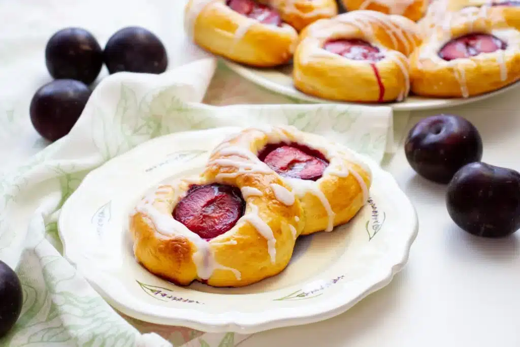 Drożdżówki ze śliwkami