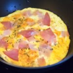 Frittata z szynką, szpinakiem i cheddarem