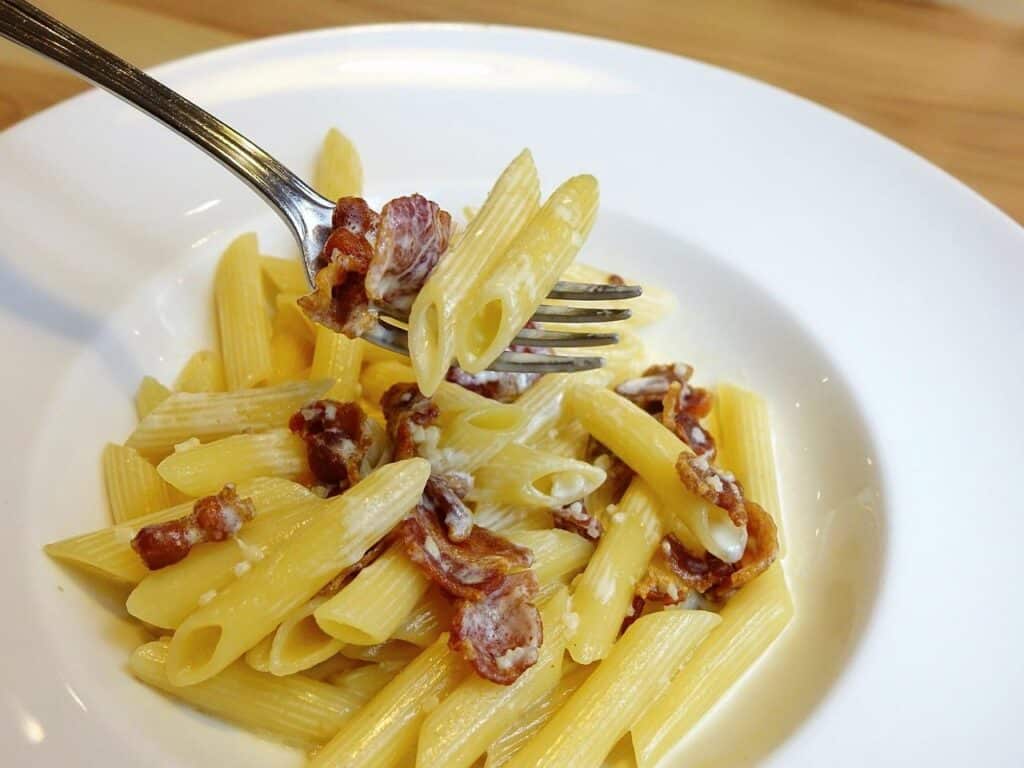 Makaron z sosem serowym