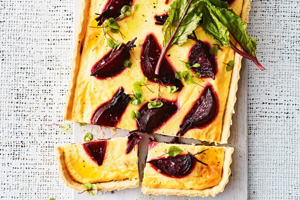 Tarta z botwinką i ricottą na pełnoziarnistym spodzie