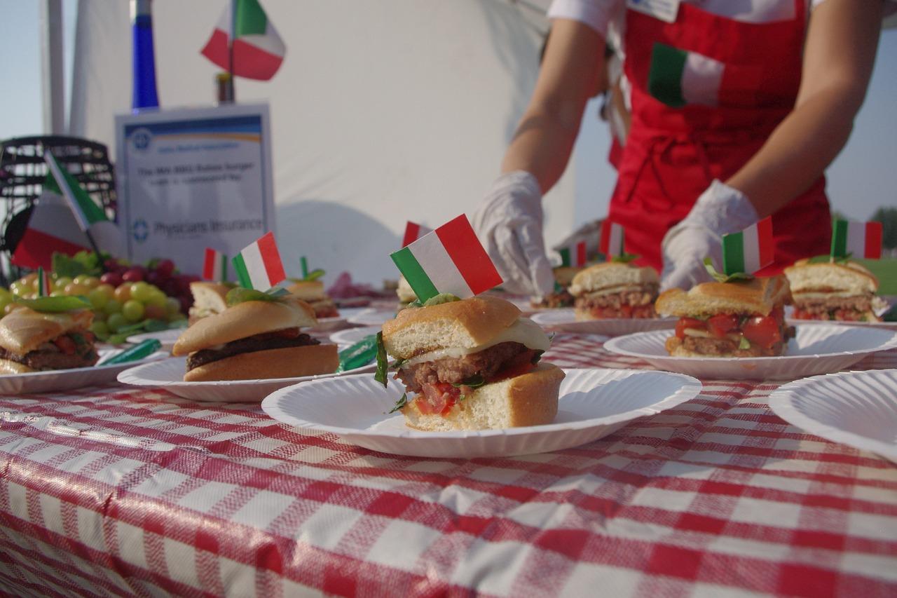 Włoskie burgery z marynowaną cebulką i pełnoziarnistą bułką