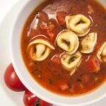 Zupa pomidorowa z tortellini i szpinakiem