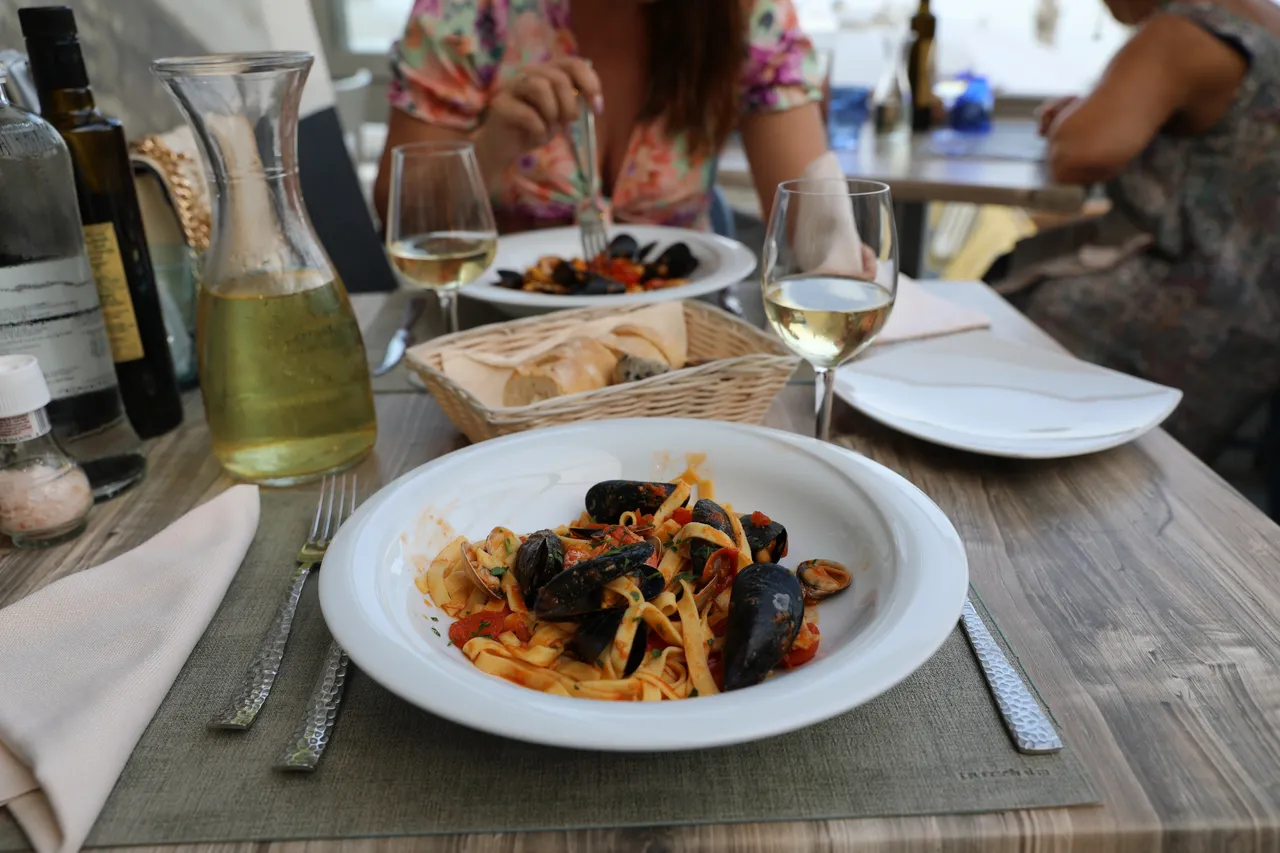 Do jakich dań pasuje wino Primitivo? Idealne połączenia kulinarne